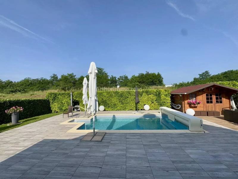 A vendre maison familiale 7 pièces avec jardin et garage à vendre à Bennwihr au nord de Colmar